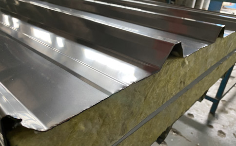 巖棉夾芯板優勢及停滯趨向引見