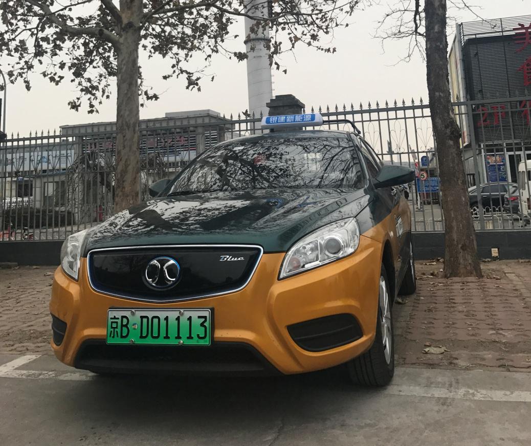 亚博登录注册平台:“绿牌”换出蓝天北京市第一张“绿牌”花落北汽新能源EV160车型