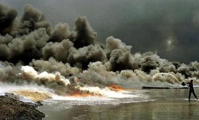 乌克兰运粮港口被炸萨达姆向波斯湾倾倒500万吨石油并下令点燃