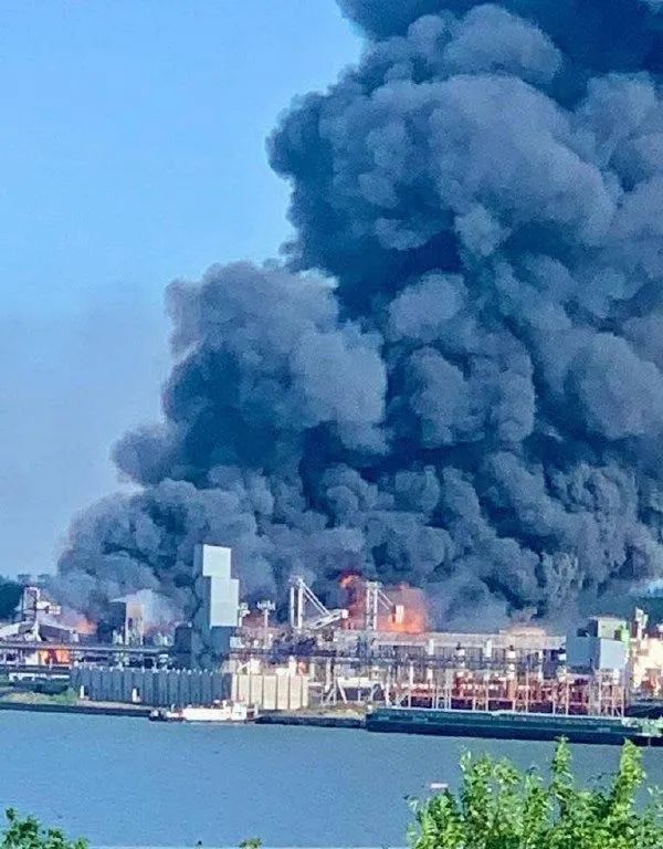 乌克兰运粮港口被炸萨达姆向波斯湾倾倒500万吨石油并下令点燃
