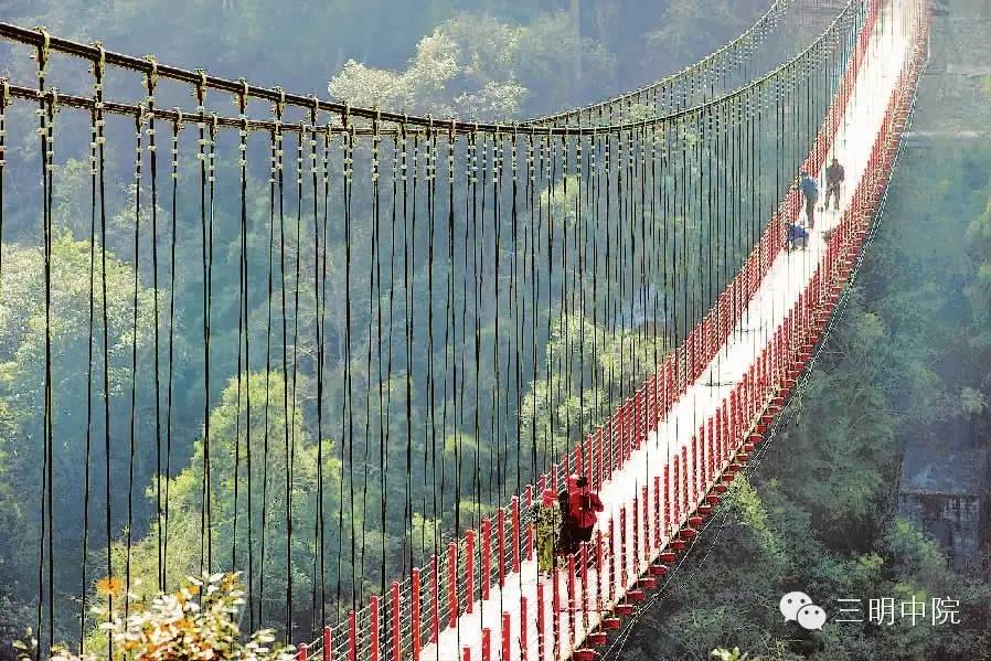 三明新闻速读我省首座跨山玻璃桥（位于尤溪县4A级景区“侠天下”景区）完工